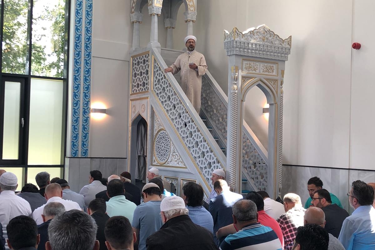 Muhterem Müslümanlar! İnsanın hayata gözlerini açtığı, kişiliğinin ve değerlerinin şekillendiği